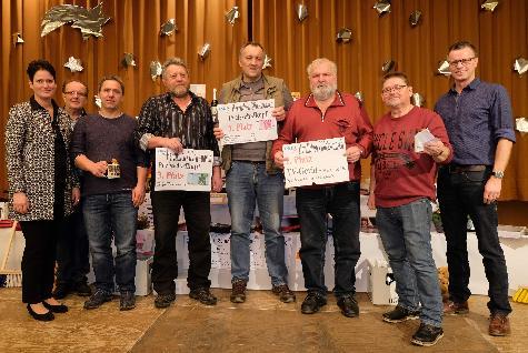 Lukrative Geld- und Sachpreise gab es beim 54. CSU-Festtagspreisschafkopf zu gewinnen. Bei der Siegerehrung v. l.: Ortsvors. Birgit Birner, Fraktionsvors. Dr. Hans-Jürgen Schönberger, Hermann Ott, Frank Schlosser, Robert Weih, Herbert Bäuml, Alfons Hubmann und Bürgermeister Hermann Falk. - Foto von Werner Schulz