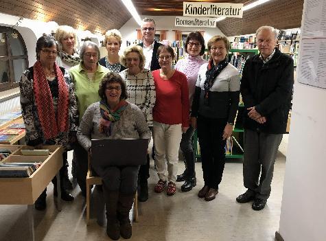 Die Stadt und Pfarrbücherei ist endlich up to date – die EDV hat Einzug gehalten. Darüber freuen sich gemeinsam mit der Leiterin Charlotte Fleischmann (sitzend) v. l.: Elisabeth Ernstberger, Hildegard Feyrer, Ingrid Plank, Rosi Schönberger, Inge Dolles, Bürgermeister Hermann Falk, Christine Meier, Monika Fleischmann, Anneliese Bauer und Stadtpfarrer Hans-Peter Bergmann. - Foto von Werner Schulz