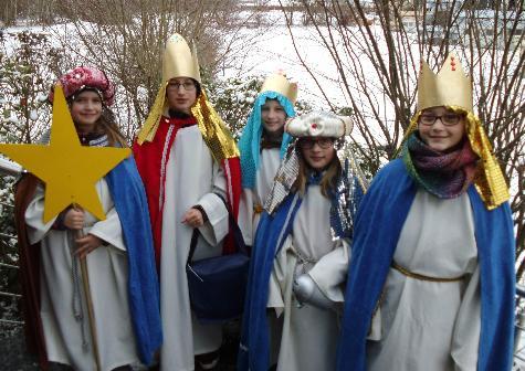 Am Donnerstag und Freitag waren die Sternsinger im Hirschauer Stadtgebiet sowie in Weiher bzw. Krickelsdorf - unter dem Leitwort „Segen bringen, Segen sein. Wir gehören zusammen – in Peru und weltweit!“ von Haus zu Haus unterwegs. - Foto von Werner Schulz