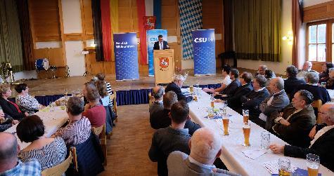 Sehr gut besucht war der 35. CSU-Dreikönigsfrühschoppen. Bürgermeister Hermann Falk (am Rednerpult) machte in seiner Ansprache die Vorzüge Hirschaus deutlich, die die Stadt zu einem liebenswerten Stück Heimat machen. - Foto von Werner Schulz