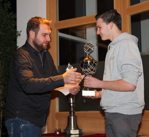 Wie schon im Vorjahr holte sich Lukas Schlosser (r.) den Titel des Jugend-Vereinsmeisters des Anglervereins. Er gewann die AKA-Wertung (Anangeln, Königsfischen, Abangeln) mit der Traum-Platzziffer 4. Jugendleiter Mario Rauscher (l.) gratulierte dazu. Nicht im Bild der Erwachsenen-Titelgewinner Stefan Dotzler. - Foto von Werner Schulz