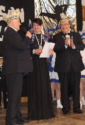 Die Garde-Gründerin und Chefin Regina Merkl (Mitte) war dem Landesverband Ostbayern im Bund Deutscher Karneval „Gold wert“. Manfred Enders (l.) und Klaus Faltermeier dekorierten sie mit dem Leistungsabzeichen in Gold und überreichten ihr für ihr herausragendes Engagement einen Ehrenorden. - Foto von Werner Schulz