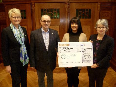 In Vertretung ihrer Mutter, die sich derzeit vor Ort um ihre Projekte auf den Philippinen kümmert, durfte Ariane Amann (Zweite von rechts) eine Spende über 500 € vom Lions- Club Amberg-Sulzbach entgegennehmen. Links Präsidentin Dr. Marita Sagstetter, rechts neben ihr Schatzmeister Hans Fürnkäs und die Vorsitzende des Lions-Hilfswerks, Birgit Lange. Bild: Uschald - Foto von Uschald