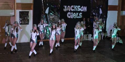 Ob Michael Jackson ein Faschings-Freak oder Faschings-Muffel war, ist nicht bekannt. Dass seine Songs zu einem furiosen Faschingsstart beitragen können – bewiesen letzten Samstag im Josefshaus die Kinder- und Jugendgarde des Musikzugs. Als „Jackson Girls“ ernteten die Mädchen für ihre brillanten Showtanz-Auftritte standing Ovations. - Foto von Werner Schulz