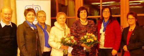 Bei der Jahreshauptversammlung des Katholischen Frauenbundes wurden Roswitha Wendl und Rosmarie Staudigl mit der Ehrennadel in Gold ausgezeichnet. V. l.: Stadtpfarrer Hans-Peter Bergmann, Irmgard Sellmeyer, Irmgard Müller, Rosmarie Staudigl, Roswitha Wendl, Gerlinde Siegert und die stellvertretende Diözesanvorsitzende Luitgard Hartl. - Foto von Werner Schulz