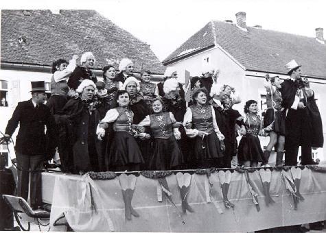 Am Faschingsdienstag 2012 erinnerte Sepp Strobl im Festsaal des BRK Seniorenheims mit einer Bilder-Show an die Glanzzeiten des Hirschauer Faschings. Demnach erlebte die Stadt 1952 den größten Faschingszug seiner Geschichte. Das Foto zeigt den damaligen Elferrat mit der Prinzengarde. - Foto von Werner Schulz