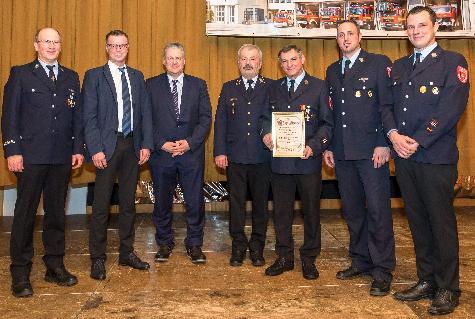 Eine besondere Ehrung erfuhr der Vorsitzende der Hirschauer Wehr Michael Schuminetz beim Festkommersabend. Er wurde mit dem Feuerwehr-Ehrenkreuz in Silber des Kreisfeuerwehrverbandes Amberg-Sulzbach ausgezeichnet. V. l.: 2. Vors. Thomas Maier, Bürgermeister Hermann Falk, Landrat Richard Reisinger, Kreisbrandrat Fredi Weiß, Michael Schuminetz, Kommandant Sebastian Jasinsky und stellv. Kommandant Claus Meyer. - Foto von Werner Schulz