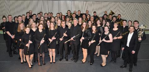 Einen Leckerbissen konzertanter Blasmusik serviert das Bezirksorchester des Nordbayerischen Musikbunds (NBMB) unter Leitung von Matthias Dietz (vorne r.) mit seinem Konzert am Samstag, 9. März, um 19 Uhr im Hirschauer Josefshaus. Voraus geht ab dem 5. März eine Probenwoche im Kloster Ensdorf, die am Freitag, 8. März, mit einer öffentlichen Generalprobe abgeschlossen wird. - Foto von Werner Schulz