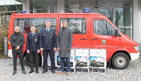 Am Tag des Notrufs stattete die Firma Conrad Electronic die Hirschauer Feurwehr mit drei Einsatzmonitoren aus. Bei der Spendenübergabe v. l.: Johannes Jungkunst, Ansprechpartner für Arbeitssicherheit und Brandschutz bei Conrad Electronic, Manfred Mutzbauer, Mitarbeiter bei Conrad Electronic, Sebastian Jasinsky, 1. Kommandant der FW Hirschau und Stefan Fuchs, VP bei Conrad Business Supplies. - Foto von Werner Schulz