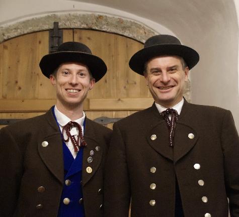 Die Mitglieder des Heimat- und Trachtenvereins vertrauen für weitere zwei Jahre auf ihr Führungs-Duo Michael Meier (l.) und Gaston Lottner (r.). Sie wurden bei der Jahreshauptversammlung einstimmig gewählt wie alle weiteren Vorstandsmitglieder. - Foto von Werner Schulz