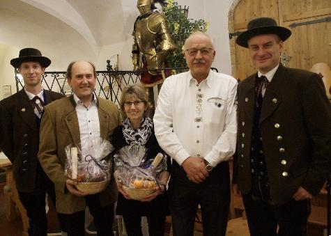 Bei der Jahreshauptversammlung des Heimat- und Trachtenvereins wurden langjährige Mitglieder für ihre Vereinstreue geehrt. V. l.: 1. Vorstand Michael Meier, 3. Bürgermeister Josef Birner und Barbara Lehmeier (beide 50 Jahre), Günther Ströhl (20 Jahre) und 2. Vorstand Gaston Lottner. - Foto von Werner Schulz