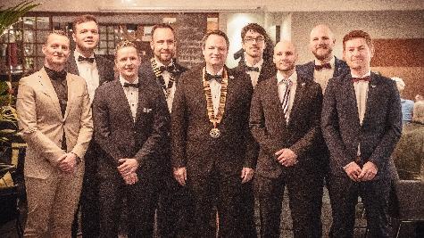 Sie leiten im Amtsjahr 2019/2020 die Geschicke von Round Table 69 Amberg (von links): Michael Golinski (Webmaster), Florian Hufnagel (IRO), Andreas Wismet (PRO), Franz Kummert (Vizepräsident), Dr. Michael Rogenhofer (Präsident), Markus Schuller (Schatzmeister), Dr. Andreas Heil (Sekretär), Bastian Prechtl (Past-Präsident) und Martin Asmus (Sergeant At Arms). Bild: MG-Fotografie - Foto von Uschald