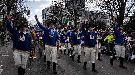 Zum 42. Mal ist der Musikzug beim Rosenmontagzug in der rheinischen Karnevalsmetropole Düsseldorf mit von der Partie. Für die 38 Musikerinnen und Musiker, Dirigent Wolfgang Vögele und die sechs Majoretten wird die Atmosphäre auf der fünf Kilometer langen, von begeisterten Jecken gesäumten Strecke wieder zu einem besonderen Erlebnis. - Foto von Werner Schulz