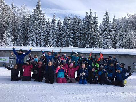 Hellauf begeistert waren die Dritt- und Viertklässler der Grundschulen Hirschau, Ehenfeld und Schnaittenbach vom Wintersporttag, den sie auf Initiative ihrer Sportlehrerin Susanne Gebhardt im Skilanglaufzentrum Silberhütte verbrachten. Im Bild die 3. Klasse der GS Hirschau und die Kombi-Klasse 3/4 der GS Ehenfeld. - Foto von Werner Schulz
