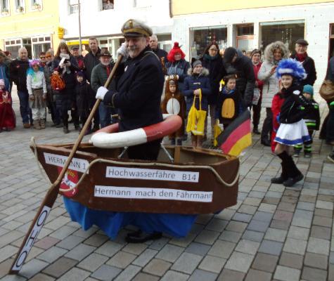 An der Spitze des Hirschauer Kinderfaschingszugs marschierte wie gehabt Stadtheimatpfleger Sepp Strobl. Anspielend auf das Fronleichnam-Unwetter und die Überschwemmung der B 14 paddelte er als Seemann mit seinem Boot durch die Hauptstraße. - Foto von Werner Schulz
