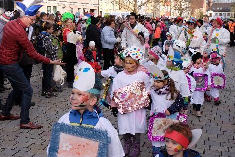 Traumhafter, kunterbunter Kinderfaschingszug