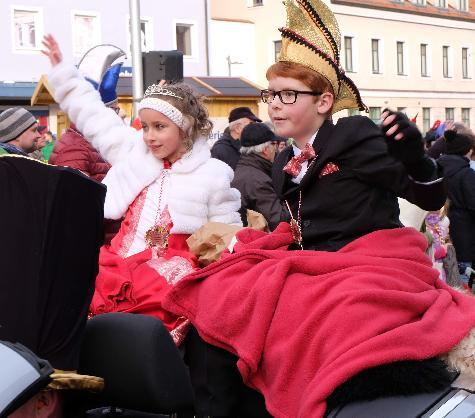 Traumhafter, kunterbunter Kinderfaschingszug
