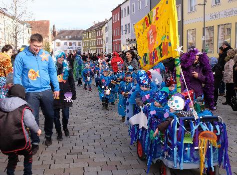 Traumhafter, kunterbunter Kinderfaschingszug