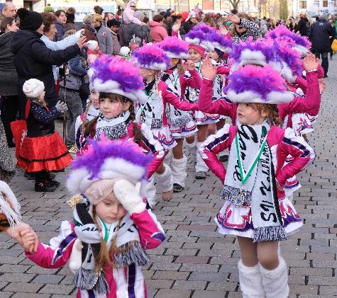 Traumhafter, kunterbunter Kinderfaschingszug