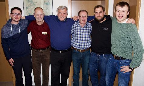 Voll besetzt war das Anglerheim beim Preisschafkopf der Anglerfreunde. Bei der Siegerehrung v. l.: 2. Vorstand Stefan Dotzler, Josef Lang (1. Platz), Robert Hierl (2. Platz), Hans Pröls  (2. Platz), 1. Vorstand Mario Rauscher und Florian Kohl(Trostpreis). - Foto von Werner Schulz