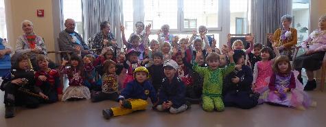 Kunterbunt und originell kostümiert versetzten die Knirpse des Antonius-Kindergartens die Tagesgäste der Solitären Tagespflege St. Barbara in Faschingsstimmung. Gemeinsam sangen und tanzten „ganz Jung“ und „ziemlich Alt“ sogar gemeinsam „Rucki Zucki“. - Foto von Werner Schulz