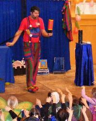 Topstar beim ausverkauften Kinderfasching des Zwergerltreffs war der „Zauberer vom Hexenberg“. Er zog die 250 Kinder mit seinen Zauberkunststücken in den Bann. - Foto von Werner Schulz