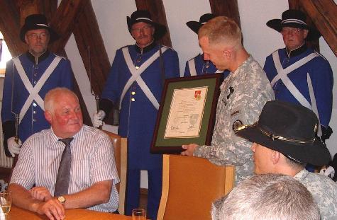 Am 8. August 2009 wurde die partnerschaftliche Beziehung zwischen der 1st Squadron des 2nd Stryker Cavalry Regiments der US-Army und der Stadt Hirschau mit der Übergabe der Urkunde durch Lieutenant Colonel Douglas Sims an Bürgermeister Hans Drexler offiziell besiegelt. - Foto von 