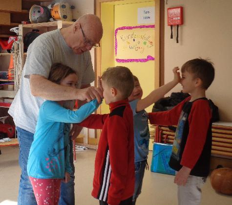 An vier Vormittagen vermittelte Klaus Inderst den Vorschulkindern des St. Wolfgang-Kindergartens in einem Selbstverteidigungskurs, wie sie sich selbst behaupten können und bei Gefahren reagieren sollen. Er brachte den Kindern z.B., einen potentiellen Gegner fest der Nase zu rubbeln und so abzuwehren. - Foto von Werner Schulz