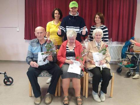 Das BRK Seniorenheim St. Barbara veranstaltete für seine Bewohner eine „Rollator-Olympiade“. Bei der Siegerehrung sitzend v. l.: Johann Prösl (1. Platz), Margarete Singer (3. Platz) und Monika Meier (2. Platz). Es gratulierten stehend v. l.: Betreuerin Doris Schwarzbauer, Thomas Kraus (SaitätsFachhaus Reiss-Meisel) und Gerontotherapeutin Anita Dobmeier. - Foto von Werner Schulz