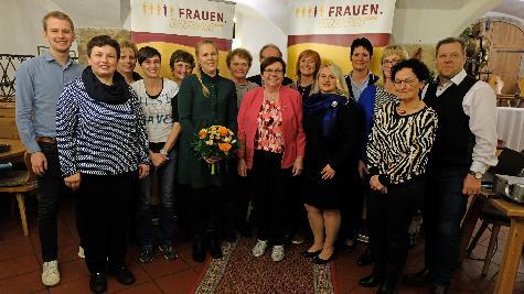 Die neue Vorstandschaft des FU-Ortsverbandes mit Gratulanten. V. l.: CSU-Ortsvorsitzender Florentin Siegert, Gisela Luber, Rosi Schönberger, Anne-Marie Schinabeck, Rita Beck, FU-Ortsvorsitzende Michaela Meier, FU-Ehrenvorsitzende Heidi Flierl, Bärbel Birner, CSU-Fraktions-Chef Dr. Hans-Jürgen Schönberger (verdeckt), Kerstin Ackermann, Maria Knietsch, Birgit Birner, Marianne Lobenhofer, Gisela König und 3. Bürgermeister Peter Leitsoni.  - Foto von Werner Schulz