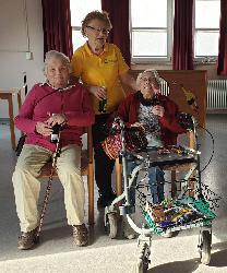 Beim Bockbierfest im BRK Seniorenheim standen auch sportliche Konkurrenzen wie Dosen- und Ringwerfen sowie Torwandschießen auf dem Programm. Am ziel- und treffsichersten war Zenta Bauer (stehend). Den 2. Platz belegte Annemarie Plach (r.) vor Karolina Bierner (l.). - Foto von Werner Schulz