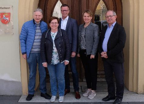 Unter der Leitung der ehrenamtlichen Geschäftsführerin Bärbel Birner (2.v.l.) und von Isabelle Haustein (2.v.r.) macht sich morgen eine Africa-Luz-Delegation auf die Reise nach Sauraha in Nepal. Mit im Bild der Gründer und Vorsitzende von Africa Luz Prof. Dr. Dieter Dausch (l.), sein Stellvertreter Bürgermeister Hermann Falk (Mitte) und Africa-Luz-Schatzmeister Reinhold Birner. - Foto von Werner Schulz