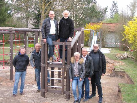 Neue Balance- und Klettergeräte die es in Hirschau so bislang noch nicht gibt, darüber freute sich die SPD-Stadtratsfraktion bei einer Besichtigung des Umbaus des Kinderspielplatzes am alten Brunnen.
Von links im Bild: Stefan Bauer, Wolfgang Bosser, 2. Bürgermeister Josef Birner, SPD-Vorsitzender Günther Amann, Karin Waldhauser, Rudolf Wild und Michael Högl. - Foto von Günther Amann