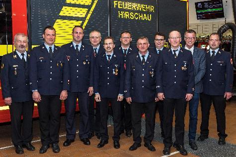 Bei der Jahreshauptversammlung der Freiwilligen Feuerwehr Hirschau standen auch die Vorstands- und Kommandantenwahlen auf der Tagesordnung. V. l.: KBR Fredi Weiß, 2. Kommandant. Claus Meyer, 1. Kommandant Sebastian Jasinsky, 2. Schriftführer Michael Dobler, 1. Schriftführer Manfred Mutzbauer, Fahnenträger Markus Tomala, 1. Vorstand Michael Schuminetz, Fahnenträger Sebastian Braun, 2. Vorstand Thomas Maier, Bgm. Herrmann Falk und KBM Marco Weiß. - Foto von Werner Schulz