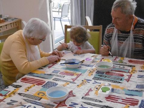 Die zwei- bis dreijährigen Knirpse der privaten Kindertagespflege „Blümchen“ aus Amberg waren einen Vormittag lang zu Gast bei den Besuchern der BRK-Seniorentagespflege St. Barbara. Von Berührungsängsten keine Spur. Jung wie Alt hatten großen Spaß beim Malen mit den Fingern bzw. dem Pinsel. Bunte, farbige Pusteblumen waren das allseits bewunderte Resultat. - Foto von Werner Schulz