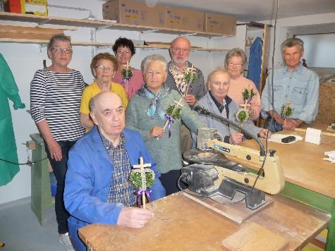 Irmgard Müller (stehend l.) vom Frauenbund-Führungstrio bedankte sich bei der Holzwerkgruppe des BRK Seniorenheims St. Barbara für das Fertigen der Palmkreuze, die von den Frauenbundmitgliedern verziert und am Palmsonntag verkauft wurden. Neben ihr im Bild stehend v. l: Zenta Bauer, Heimleiterin Astrid Geitner, Gisela Witt, Josef Kohl, Julia Wenzl und Anton Pirzer, sitzend v. l.: Hermann Weigert und Richard Wagner. - Foto von Werner Schulz