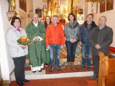 Nach einer Abendmesse wurde Roswitha Wendl (l.) aus der Kirchenverwaltung Weiher verabschiedet, der sie 18 Jahre angehört hatte. Neben ihr v. l.: Stadtpfarrer Hans-Peter Bergmann, die Ministrantinnen Katharina und Nicole Ott, die Kirchenverwaltungsmitglieder Manfred Heinrich, Evi Ott und Hermann Ott sowie Kirchenpfleger Franz Reif. - Foto von Werner Schulz