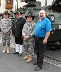 Ähnlich wie beim Freundschaftstreffen im August 2011 werden Stryker-Fahrzeuge vor dem Rathaus stationiert, die von den Festbesuchern inspiziert werden können. V. l.: LTC Kendric Robbins, Bürgermeister Hans Drexler, Command Sergeant Major Jeremiah Inman und Werner Stein. - Foto von Werner Schulz