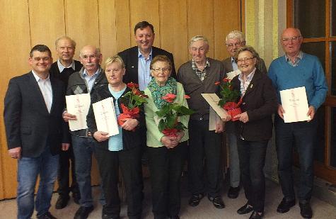 Im Rahmen der KAB-Jahresversammlung wurden langjährige Mitglieder geehrt. V. l.: KAB-Diözesansekretär Markus Nickl, Stadtpfarrer Hans-Peter Bergmann, Georg Wismath, Inge Wismath (beide 40 Jahre), Martin Meier (25 Jahre), Zenta Bauer, Ferenc Stricki, Peter Meier, Renate Meier (alle 40 Jahre) und Vorsitzender Günter Übelacker (40 Jahre Mitglied, 10 Jahre Vorsitzender). - Foto von Werner Schulz