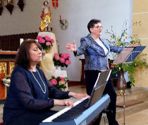 Mit stehenden Ovationen belohnte das Publikum die durchweg ansprechenden Darbietungen von Iryna Hermann (l.) und Gerlinde Dichtl (r.) bei ihrer Konzertpremiere in der Stadtpfarrkirche, zu der sie unter dem Motto „Musik verbindet Menschen“ eingeladen hatten. - Foto von Werner Schulz