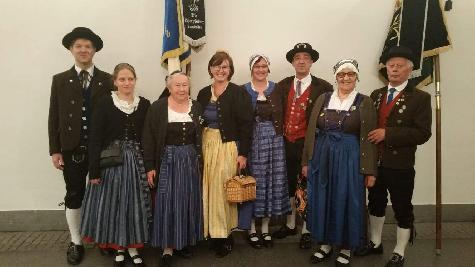 Zusammen mit vier Trachtlern aus Regensburg vertraten v. l. Tomas Svensson, Anne-Marie Lang, Helga Zach und Martina Dolles offiziell den Gauverband Oberpfalz beim Empfang von Prinz Charles und seiner Frau Camilla auf dem Max-Joseph-Platz.. - Foto von Werner Schulz