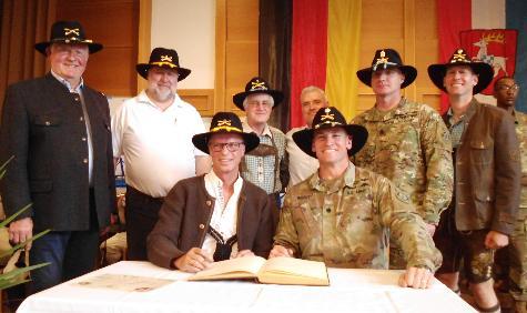 Beim Fest anlässlich des 10-Jährigen der Partnerschaft zwischen der Stadt Hirschau und der 1st Squadron des 2nd Stryker Cavalry Regiments bekräftigten Bürgermeister Hermann Falk und Lieutenant Colonel Timothy Wright (beide sitzend v. l.) mit einer gemeinsam unterzeichneten Urkunde die bestehende Freundschaft. Der US-Kommandeur trug sich zudem in das Goldene Buch der Stadt ein. Stehend v. l.: Altbürgermeister Hans Drexler, Ex-Musikzug-Chef Werner Stein, Brauerei-Chef Franz Dorfner, CSM Jeremiah Inman (2009 bei der Gründung dabei), CSM Daniel Rose und LTC Adam Lackey. - Foto von 