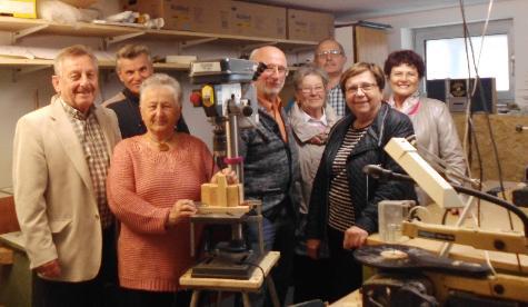 Die 2011 gegründete Holzwerkgruppe ist aus dem BRK Seniorenheim St. Barbara nicht mehr wegzudenken. Der Förderkreis Altenhilfe stattete die Holzwerker vor kurzem mit einer neuen, besonders leise und präzise arbeitenden Bohrmaschine aus. V. l.: Förderkreisvorsitzender Werner Schulz, Toni Pirzer, Gisela Witt, Werkstatt-Chef Josef Kohl, Julia Wenzl, Schatzmeister Reinhold Birner, Stadträtin Bärbel Birner und Heimleiterin Astrid Geitner. - Foto von Werner Schulz