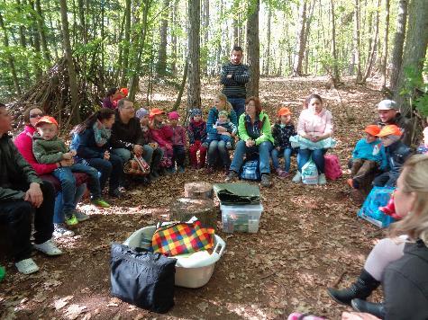 Eine Woche lang tauschten die St. Wolfgang Krippen- und Kindergartenkinder ihre Gruppenzimmer mit einem Lagerplatz in einem Waldstück am Kalvarienberg und machten bei ihren Exkursionen tolle Entdeckungen. - Foto von Werner Schulz