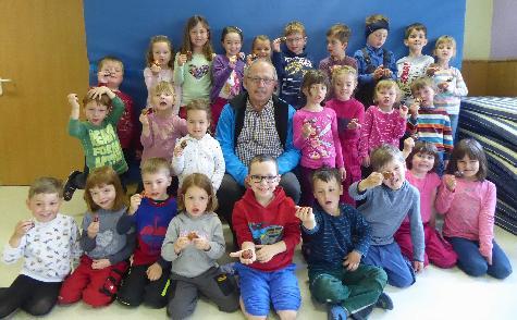 Reinhold Birner kommt jeden Monat in den Antonius-Kindergarten, um den Kleinen einen Vormittag lang Geschichten vorzulesen oder zu erzählen. Oft hat er auch seinen Beamer und Fotos dabei, wie beim letzten Mal, als er von seiner Reise nach Nepal erzählte. Am Ende gab es für die Zuhörer einen kleinen nepalesischen Elefanten als Geschenk.  - Foto von Werner Schulz