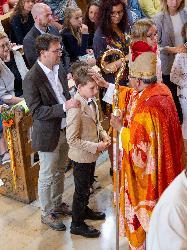 Mit den Worten „Empfange die Gabe Gottes, den Heiligen Geist“ zeichnete Bischof Bosco Puthur jedem Firmling mit Chrisam-Öl ein Kreuz auf die Stirn.  - Foto von Werner Schulz