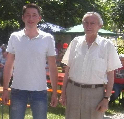 Im Jahr 1990 begründete Walter Widder (r.) die Tradition des Jura-Gartenfestes. Wenn es am Sonntag, 30. Juni, zum 30. Mal gefeiert wird, werden alle den Festbegründer schmerzlich vermissen. Walter Widder ist am 17. April verstorben. Uli Günter (r.) übernimmt zum dritten Mal die Rolle als Festorganisator. - Foto von Werner Schulz