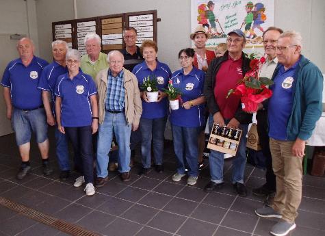 Wandervorstand Christian Renner (l.) und Bürgermeister Hermann Falk (6.v. l.) zeichneten die stärksten auswärtigen bzw. Hirschauer Wandergruppen mit Ehrenpreisen aus. Die Preise der örtlichen Gruppen nahmen Erwin Zach (r., Kleingartenverein), Heidi Flierl (7.v.l., Frauen-Union), Dr. Hans-Jürgen Schönberger (2.v.r., CSU-Ortsverband), Michael Meier (9.v.l.) und Carmen Renner (8.v.l., Conrad-Sportverein) in Empfang. Mit im Bild: Ehrenvorsitzender Felix Fischer (2.v.l.). - Foto von Werner Schulz