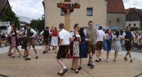 Traditioneller Höhepunkt des Sonntagnachmittags war das Austanzen des Kirwabaumes durch die zehn Kirwapaare. Sonja Ringer hatte die Tänze perfekt einstudiert, so auch die „Topporzer Kreuzpolka“. Dafür gab es viel Beifall von den rund 100 Zuschauern, die den Dorfplatz säumten. - Foto von Werner Schulz