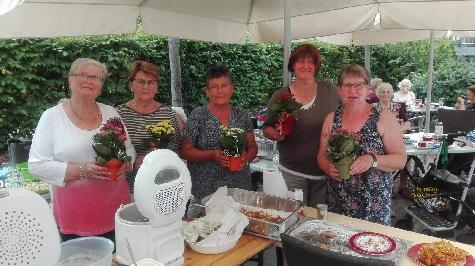 Seit sechs Jahren verwöhnen die AsF-Frauen die Bewohner des Phönix-Seniorenzentrums Evergreen beim Hollerfest mit frisch gebackenen Hollerküchln. Als Dankeschön für das Sammeln der Dolden und Backen der Schmankerln gab es für die Damen kleine Blumenpräsente. V. l.: Karin Zerhau, Helga Färber, Marianne Hartmann, Roswitha Kopera und die SPD-Seniorenbeauftragte Bärbel Grützner. - Foto von Werner Schulz